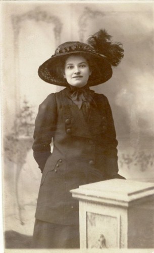 Photo relating to either the Braithwaite or Hobson family of Blackpool. I don't know their identities.