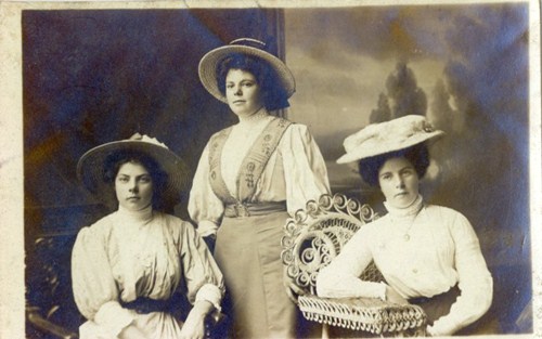 Photo relating to either the Braithwaite or Hobson family of Blackpool. I don't know their identities.