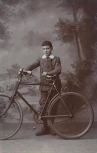 Robert W. Howarth, a pupil at Links School between 1891 & 1895.