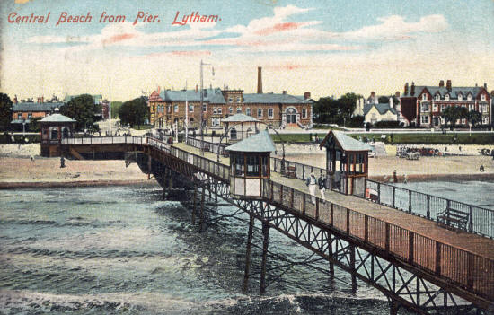 This section of Lytham Pier, along with the two semicircular shelters, was destroyed during a storm in 1903. The shelters were replaced with square ones in 1904.